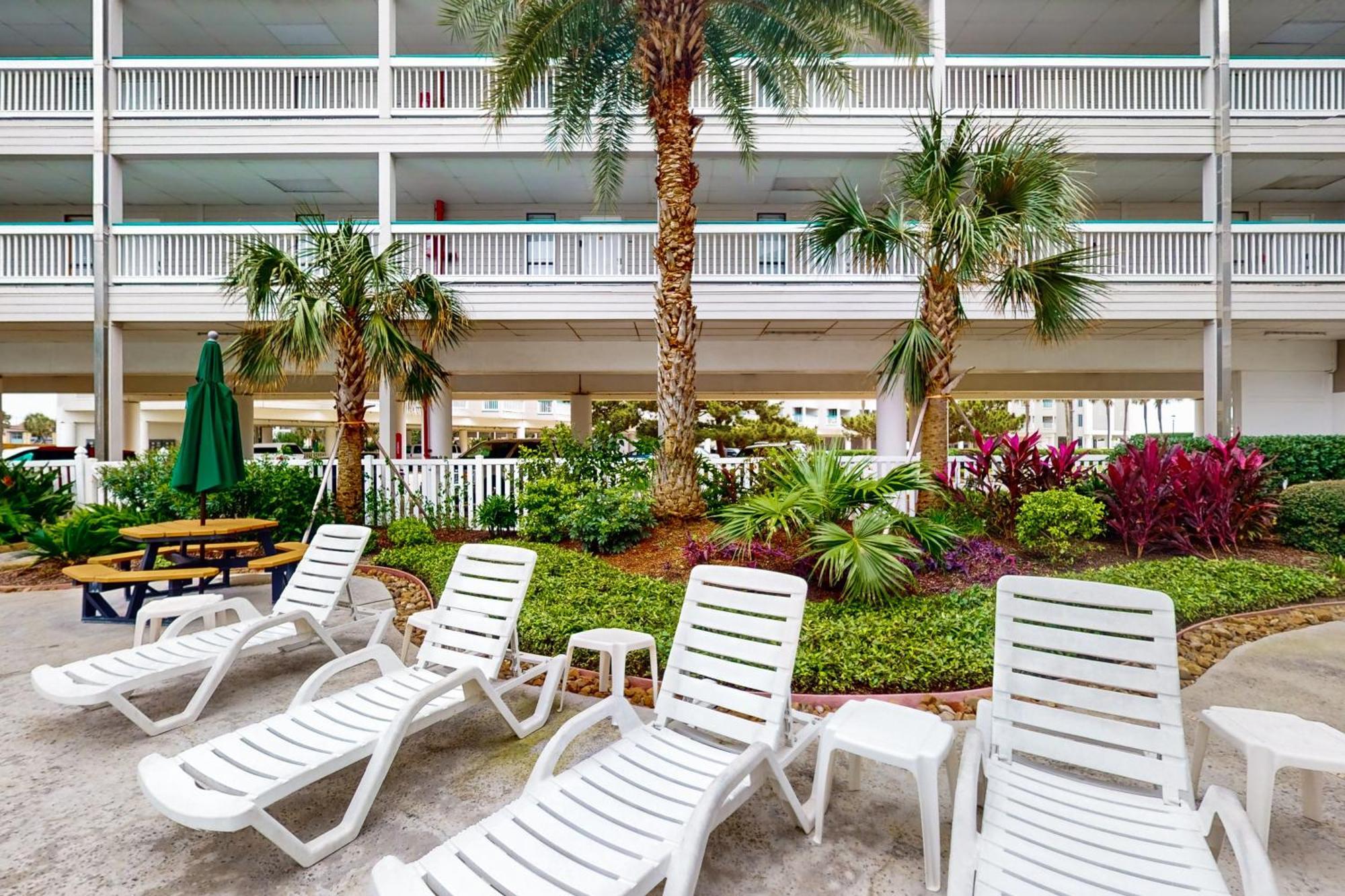 Seawall View Apartment